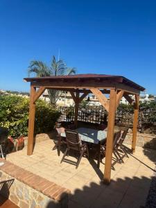 Balkón alebo terasa v ubytovaní Casa Lilly-Rose, a beautiful 3 bedroom detached villa a short walk to the Villamartin Plaza & Golf course