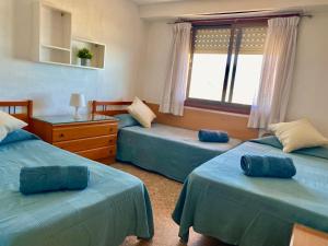 Postel nebo postele na pokoji v ubytování Apartamentos Aquarium Gandia, 1 Linea 3 hab + 25 fotografií