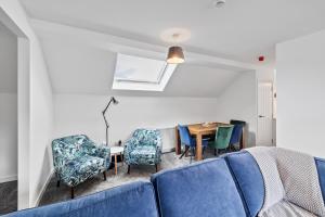 Et opholdsområde på Prime Central Living 5-Bedroom 3-Bath Spacious House