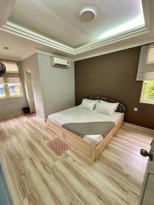 una camera da letto con un letto in una stanza di De One Homestay Bayu Emas Near Beach a Batu Ferringhi Altre 6 foto