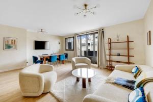 Μια τηλεόραση ή/και κέντρο ψυχαγωγίας στο Appartement d'exception à Neuilly Achille Peretti I