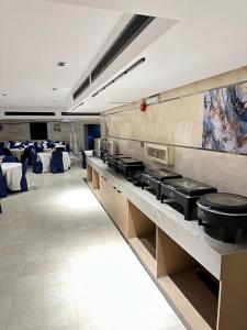 un ristorante con una stufa e tavoli in una stanza di فندق كابيتال جيست Capital Guest hotel a La Mecca Altre 39 foto