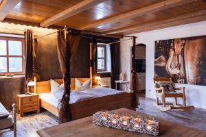 Postel nebo postele na pokoji v ubytování Landhotel zum Matthiasl