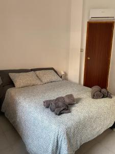 une chambre avec un lit avec des serviettes dessus dans l'établissement Turia Gardens Rooms - Authentic Valencia Parklife Downtown - VLC Urban Rental, à Valence