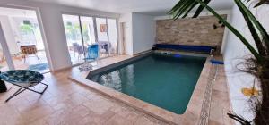 Bazén v ubytování Les 4 Saisons Piscine intérieure nebo v jeho okolí