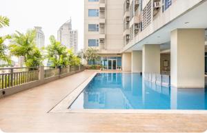 une piscine au milieu d'un immeuble dans l'établissement 8 Adriatico Homestay - S, à Manille
