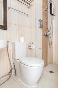 une salle de bain avec des toilettes blanches et une douche dans l'établissement 8 Adriatico Homestay - S, à Manille