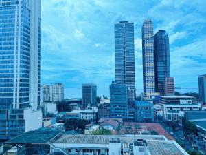 une ligne d'horizon avec de hauts gratte-ciel et des bâtiments dans l'établissement 8 Adriatico Homestay - S, à Manille