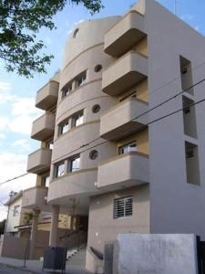 un edificio alto con muchas ventanas en Apartamento Edificio Atlantis I en Villa Carlos Paz