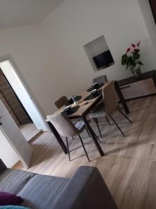 TV a/nebo společenská místnost v ubytování Luxury Garden Flat