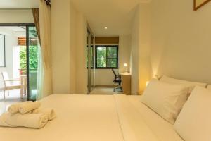 Ένα ή περισσότερα κρεβάτια σε δωμάτιο στο Cozy 1BR Poolside Apartment with Scenic Balcony C132 +17 φωτογραφίες