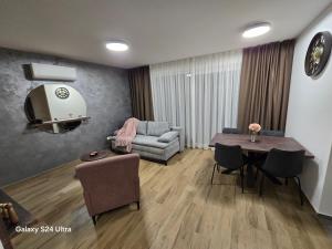 Apartman FIŠBAH 6 self CHECK-IN, FREE PRIVATE PARKING的休息区