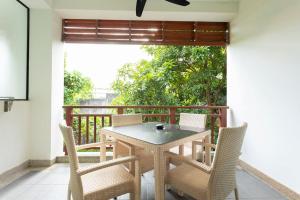 Μπαλκόνι ή βεράντα στο Cozy 1BR Poolside Apartment with Scenic Balcony C132