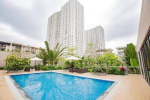a swimming pool in the middle of a building with tall buildings at By's House- Căn hộ View biển Hạ Long in Ha Long