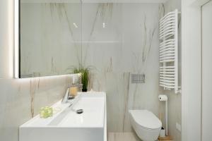 Ένα μπάνιο στο Shelter Luxury Apartament +43 φωτογραφίες