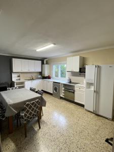 Kuchyň nebo kuchyňský kout v ubytování Casa Les Roques + 31 fotografií