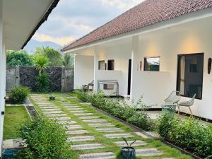 En hage utenfor Selong Holiday