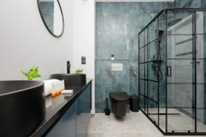 Koupelna v ubytování Jasny Apartament z Ogrodem i Parkingiem na Przedmieściach Warszawy by Noclegi Renters