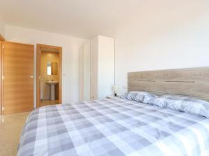 卡耐特蒂贝兰格Contemporaneo y perfecto para sus vacaciones的一间卧室配有一张带蓝白色 ⁇ 面毯的床