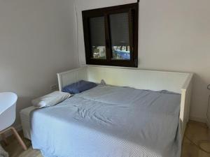 a bedroom with a bed with a mirror above it at Acogedor piso independiente Valldoreix in Sant Cugat del Vallès