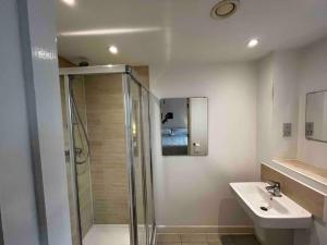 Et badeværelse på 2 Bedroom Eco House with South Facing Balcony + 29 billeder