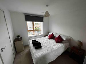 En eller flere senge i et værelse på 2 Bedroom Eco House with South Facing Balcony