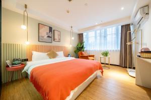 Tempat tidur dalam kamar di LIU YUAN Amoy Smart Hotel 厦门留苑智能酒店