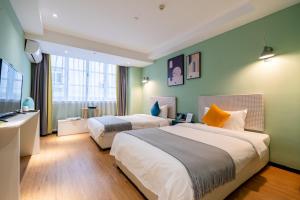 Tempat tidur dalam kamar di LIU YUAN Amoy Smart Hotel 厦门留苑智能酒店