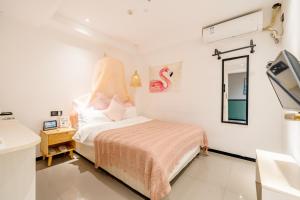 Tempat tidur dalam kamar di LIU YUAN Amoy Smart Hotel 厦门留苑智能酒店