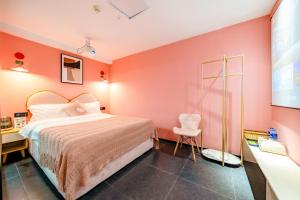 Tempat tidur dalam kamar di LIU YUAN Amoy Smart Hotel 厦门留苑智能酒店