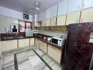 Η κουζίνα ή μικρή κουζίνα στο Aashvi homes - 4BHK Apartment +5 φωτογραφίες