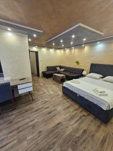 Rúm í herbergi á Prenociste Rooms Simke