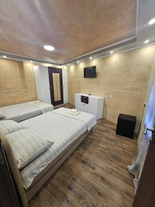 Rúm í herbergi á Prenociste Rooms Simke