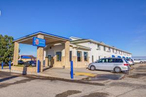 een tankstation met een auto op een parkeerplaats bij Motel 6-Colby, KS in Colby