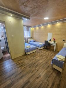 Rúm í herbergi á Prenociste Rooms Simke