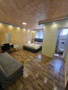 Rúm í herbergi á Prenociste Rooms Simke