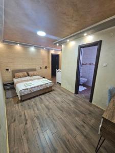 Rúm í herbergi á Prenociste Rooms Simke