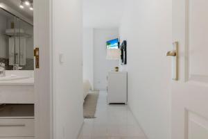 Televízia a/alebo spoločenská miestnosť v ubytovaní Moderno y luminoso apartamento en Las Gaviotas- Puerto Banús