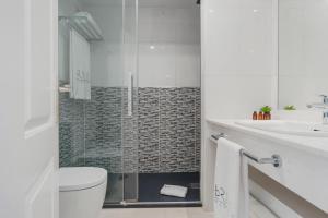Kúpeľňa v ubytovaní Moderno y luminoso apartamento en Las Gaviotas- Puerto Banús