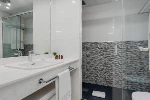 Kúpeľňa v ubytovaní Moderno y luminoso apartamento en Las Gaviotas- Puerto Banús