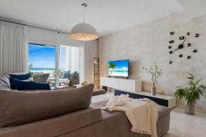 Televízia a/alebo spoločenská miestnosť v ubytovaní Moderno y luminoso apartamento en Las Gaviotas- Puerto Banús