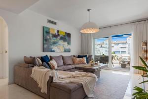 Posedenie v ubytovaní Moderno y luminoso apartamento en Las Gaviotas- Puerto Banús