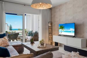 Televízia a/alebo spoločenská miestnosť v ubytovaní Moderno y luminoso apartamento en Las Gaviotas- Puerto Banús