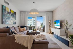 Televízia a/alebo spoločenská miestnosť v ubytovaní Moderno y luminoso apartamento en Las Gaviotas- Puerto Banús