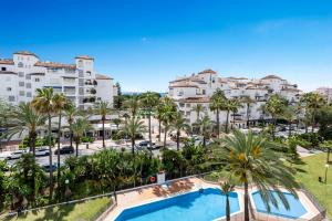 Bazén v ubytovaní Moderno y luminoso apartamento en Las Gaviotas- Puerto Banús alebo v jeho blízkosti