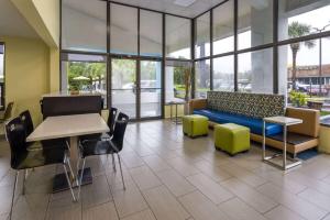 Posezení v ubytování Days Inn by Wyndham Ladson Summerville Charleston
