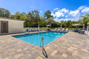 Bazén v ubytování Days Inn by Wyndham Ladson Summerville Charleston nebo v jeho okolí