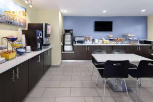 Kuchyň nebo kuchyňský kout v ubytování Days Inn by Wyndham Ladson Summerville Charleston