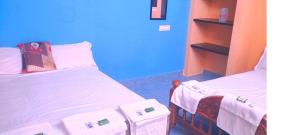 Postel nebo postele na pokoji v ubytování Pushpa Mahal A/C & Pushpa Residency