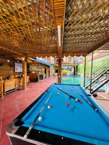 un tavolo da biliardo al centro di un edificio di Downtown Backpacker Hostel a Ninh Binh